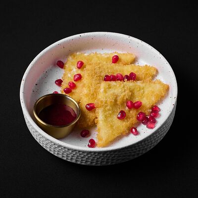 Жареный сулугуни с клюквенным соусом в Эндорфин по цене 490 ₽