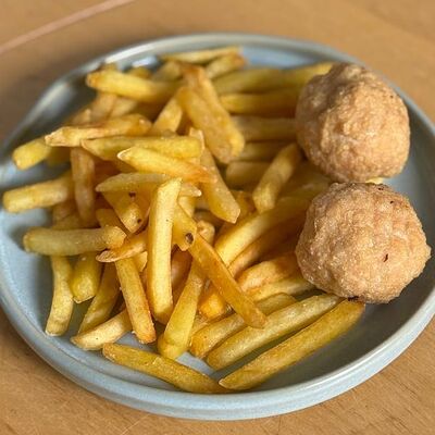 Шарики куриные с картофелем фри в Бидон по цене 565 ₽
