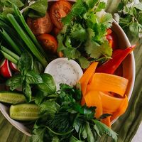 Свежие овощи и зелень с грядки с соусом мацони в Круча