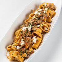 Спагетти с рагу из ягненка, копченым сыром в Паста и Баста