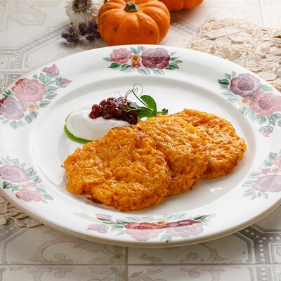 Тыквенные оладьи со сметаной и брусничным вареньем в Катюша Katyusha по цене 490