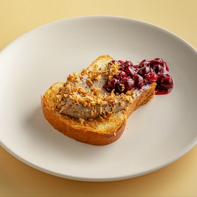 Бриошь с куриным паштетом и вишнёвым конфи в Coffeeshop Company по цене 610 ₽