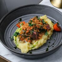 Разварные щечки в мясном соусе с печеным перцем и картофельным пюре в Popsa