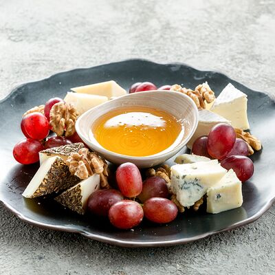 Сырная тарелка в Welcome по цене 1190 ₽