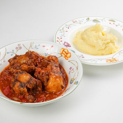 Телячьи хвосты, тушенные с овощами в Bistrot по цене 3800 ₽