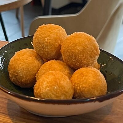 Сырные шарикив Laksa & Wok по цене 560 ₽