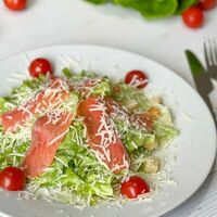 Цезарь с лососем в NeButer sandwiches&more