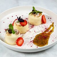 Сырники с абрикосовым джемом в Bambini bar