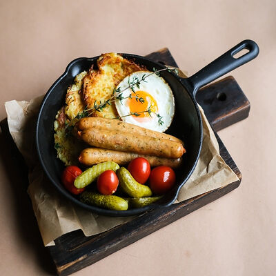 Сковородка с драниками и куриными колбасками в СВОИ по цене 24 р.