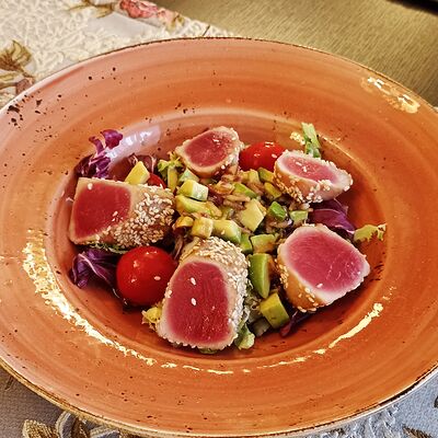 Салат с тунцом и авокадо в Роза ветров по цене 825 ₽