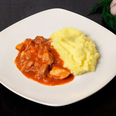 Куриный гуляш с пюре в Нур по цене 594 ₽