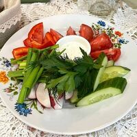 Палитра свежих овощей с зеленью в Ресторан домашней еды Маруся