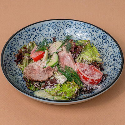 Салат с телятиной и ореховой заправкой в Хочу пури по цене 695 ₽