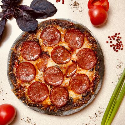 №4 Пицца Pepperoni black в Батон и булка по цене 646 ₽