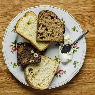 Хлеб из печи с маслом и четверговой солью в Lucky Duck по цене 380 ₽