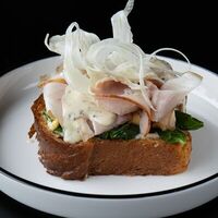 Бриошь с тамбовским окороком в STG CAFE
