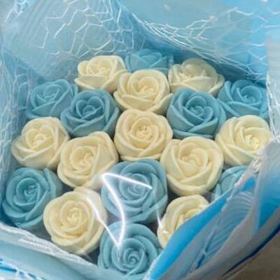 Съедобный шоколадный букет из роз, Голубой и белый в Мистер пряничек по цене 2500 ₽