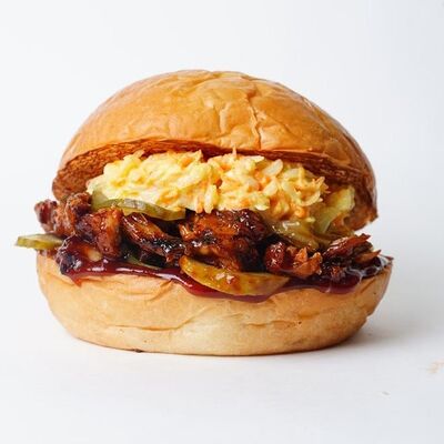 С рваной копченой свининой в МОНСТА Бургерная по цене 480 ₽