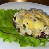 Бифштекс с грибами и сыром в Тройка