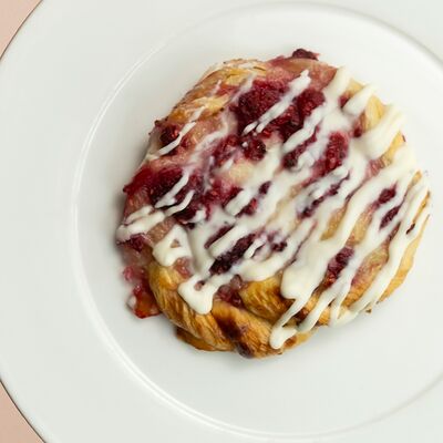 Улитка с малиной в Романовская пекарня по цене 320 ₽