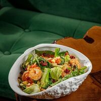 Салат с креветками в Smoky Rabbits Chillout Bar