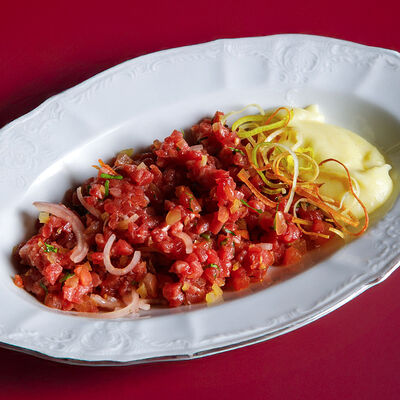 Тартар из говядины с бочковыми помидорами в Brodo Bar And Kitchen по цене 850 ₽