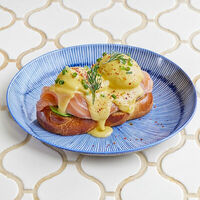 Бенедикт на хале с лососем в Maroon