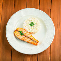 Стейк из семги с рисом и сливочным соусом в Shanyraq