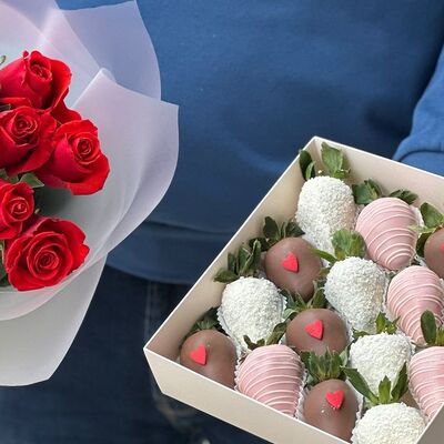 Комбо-набор из клубники и красных роз в Sweet Boom по цене 7499 ₽