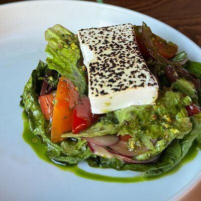 Салат из сезонных овощей с опаленной фетой в Seven по цене 640 ₽