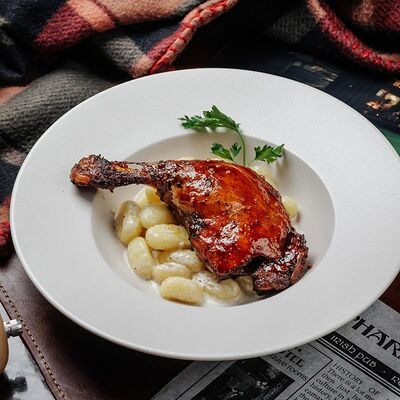 Запеченная утиная ножка с ньокками в Охара по цене 970 ₽