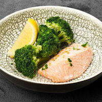 Паровой лосось с брокколи в Mojo