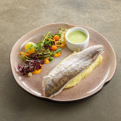 Онежский судачок томленый в ароматном масле на подушке из пюре с алтайскими грибами в Русская рыбалка по цене 1360 ₽