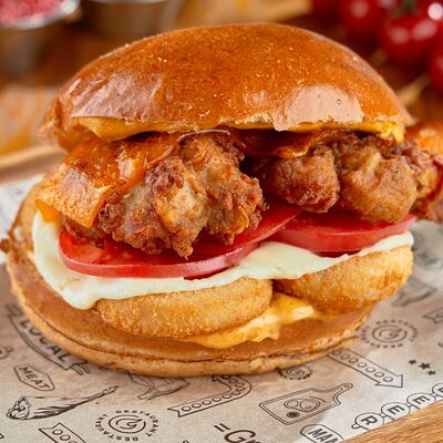 Бургер с куриными стрипсами в BBQ beer restaurant по цене 830 ₽