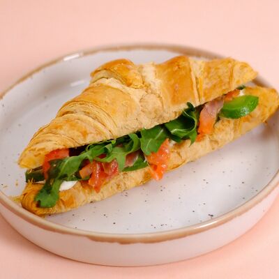 Круассан с молодым фермерским сыром, лососем, авокадо и рукколой в Co'Zona по цене 350 ₽