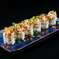 Ролл с лососем и угрём в соусе майо в Sushi Sticks