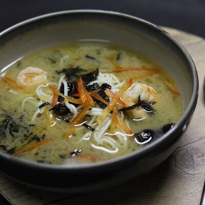 Суп с креветками и лапшой в Доставка роллы воки пицца Вологда RollX по цене 567 ₽