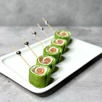 Шпинатные рулетики с красной рыбой в Food Embassy Гастролофт Юлии Высоцкой