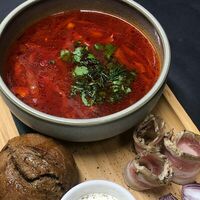 Борщ со сметаной и зеленью в Ribs