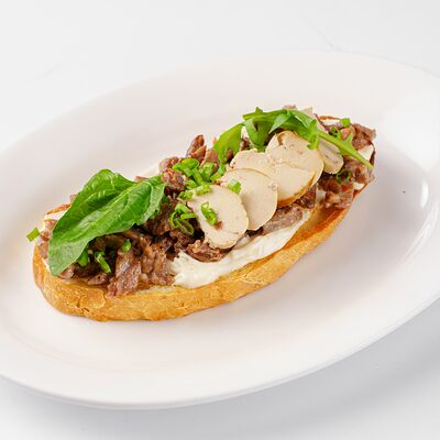 Брускетта с риетом из говядины, печенью трески и трюфельным майонезом в Парфе по цене 576 ₽