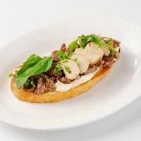 Брускетта с риетом из говядины, печенью трески и трюфельным майонезом в Парфе