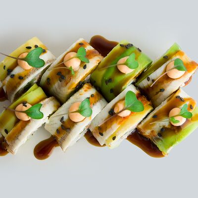 Ролл с угрём и авокадо в Mad Chicken по цене 750 ₽