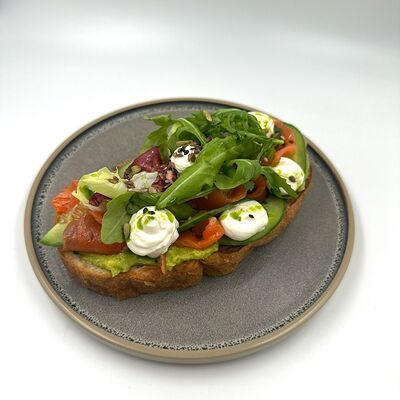 Брускетта с форелью, гуакамоле и сливочным сыром в Кофетоп по цене 780 ₽