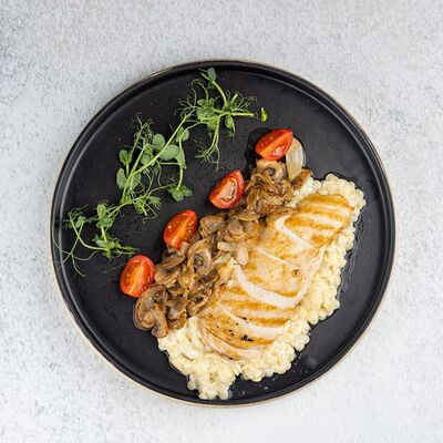 Куриная грудка в сливочном соусе в Pizza & Roll по цене 740 ₽