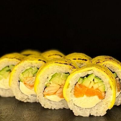 Сырный опалённый ролл с лососем в Avocado sushi-bar по цене 610 ₽