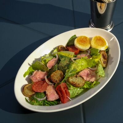 Большой салат с тунцом конфи в Piu piu по цене 840 ₽