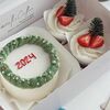 Набор Бенто-торт и капкейки Венок 2025 в Karalis Cakes по цене 2690