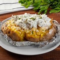 Запеченная картошка с копченой курицей и корнишонами в Кофта