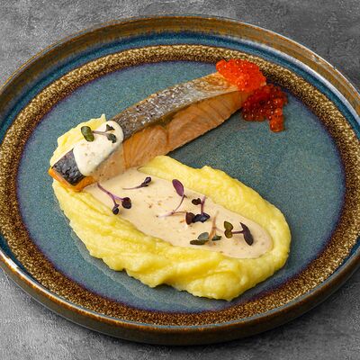 Стейк из форели с картофельным пюре, сливочно-ореховым соусом и красной икройв Jager restopub по цене 1390 ₽