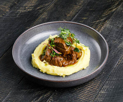 Телячьи щечки с картофельным пюре Яндекс в Снегири на Лагерном по цене 950 ₽